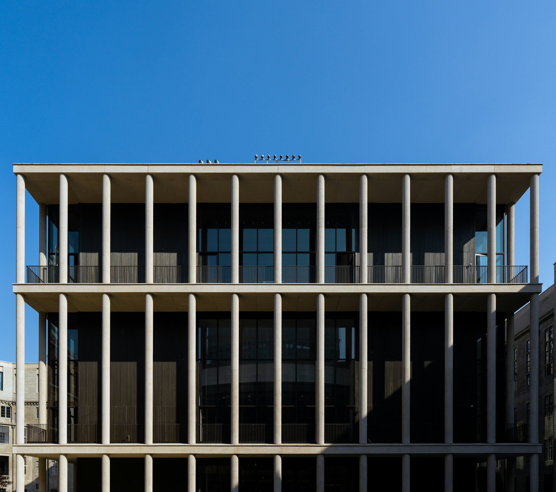 Fachada contemporânea com linhas verticais e amplas janelas